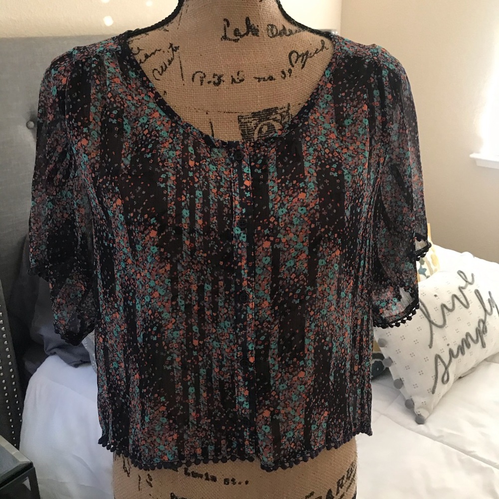 Beautiful Floral Blouse 🌸